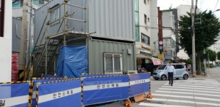 [현장 톡톡] 시민 안전 무시·위협하는 불법 가건물… 서울 서부경찰서 신축 공사 현장