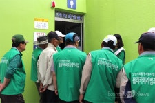 [e톡 포토] 몰래카메라 잡아라! 목포시 공중화장실 몰래카메라 적발한다