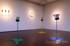 소비사회 속 인간의 모습을 오원색으로 표현...김리현의 위지윅展