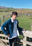 방탄소년단 진, 사슴농장 앞에서 사슴눈망을 과시? 만찢남의 정석