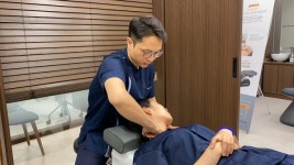 [건강연재칼럼] 이유 없는 두통, 일자목 점검해 보세요