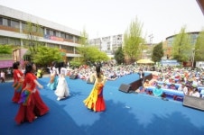 부평종합사회복지관 홀몸노인 지원 패션쇼가정의 달 앞두고특별한 워킹