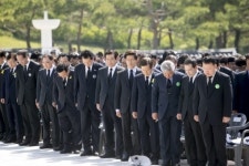 김지사, 518 기념식 묵념