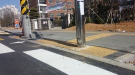 점자 보도 따라 걸으면 쾅시각장애우 배려없는 공사