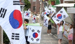 [인천일보 포토] 골목마다 태극기 물결