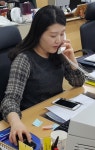 [박은정 백령면사무소 주사] 밝은 미소·친절한 말투 … 백령도 민원처리 천사