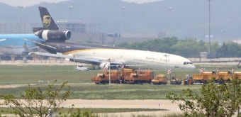 화물기 인천공항 활주로 벗어나