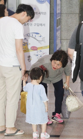 '역 귀성' 할머니 배웅