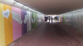 어둡던 굴다리가 환한 미술관 변신