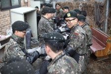 육군 26기계화보병사단 기갑수색대대 장병 연탄배달 봉사
