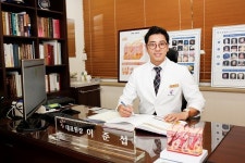 수원 한의원 이준섭 원장 겉 치료와 속 치료로 여드름 치료해야