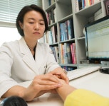 지루성피부염, 손으로 만지지 말고 빠르게 치료해야