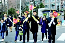 노란 발자국에 멈춰서 깃발들고 길 건너요