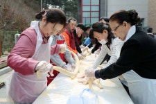 가평군장애인복지관 개관 5주년 인절미 만들기 행사 펼쳐