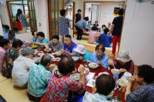 울타리봉사회, 어르신 삼계탕 대접