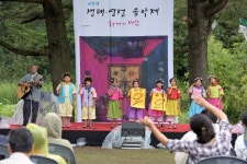 평화의 소녀상 앞서 작은평화음악회