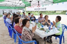 설악면 창의리 게이트볼장 개장 및 경로잔치 가져