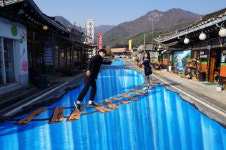 한 발 한 발 조심스럽게 … 용문산 트릭아트