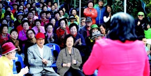 전통시장 가을축제에 어르신들 웃음꽃