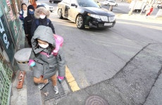 인도 없는 길, 차량과 뒤엉켜  … 5년 등교 전쟁 지친다