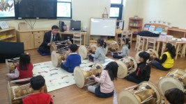 도의원 장구 솜씨에 아이들 어깨춤