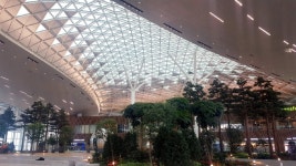 [인천공항 2여객터미널 개장] 하늘길로 가는 길목, 눈길 끄는 쇼핑천국