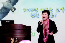 어둠을 헤치고 무대 위 빛나는 별 되다