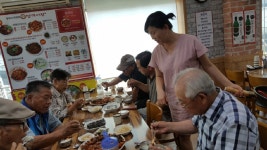 하남 초이동 독거 어르신께 음식대접