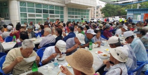 검암경서동, 어르신들에 자장면 대접