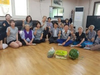 안산시 중앙동 주민자치위원회, 직접 키운 채소 경로당 전달