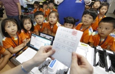 꼬마들 투표지 분류기 앞 신나는 선거체험