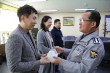 인천 미추홀경찰서, 고3자녀 둔 직원에 합격기원떡