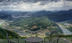 단양 카페산, 남한강과 덕천리마을 전경을 탁 트인 곳에서 시원하게 내려다 볼 수 있어