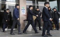 이재명 경기지사 집무실 압수수색 마친 수사관들
