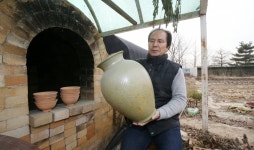 고상순 도예가 "아파트에 파묻힐 녹청자 원토 … 지켜주세요"