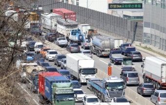 경인고속도로 화물차량 낙하물 사고…극심한 교통정체