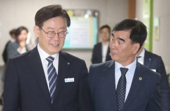이재명 경기도 지사와 엄종현 도의회 더불어민주당 대표의원, 대화 나누며 본회의장으로
