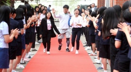 레드카펫 밟고 출근하는 스승님