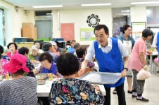 이항진 여주시장 장애인복지관 토요무료급식 봉사 실시