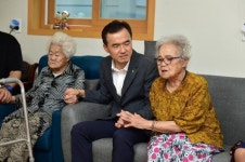 여주시,나눔의 집방문 위안부 피해자할머니 손잡아