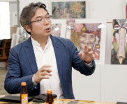 [여성탐구작가 홍일화 인터뷰] "평생 웃을 수 없었던 할머니들께 화려한 꽃을 전합니다"