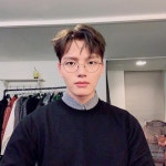 여진구, 안경 써도 댄디가이...니트 레이어드 패션 눈길