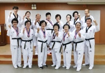나이는 숫자·열정은 금메달 태권 어르신들