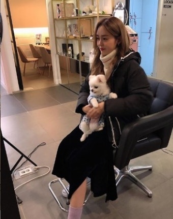 '성유리' 강아지를 안고 포즈를 취하는 성유리 모습이 담겼다