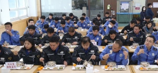 해양목재구내식당 | 일렬로 침묵식사…코로나가 바꾼 일상