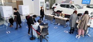 [포토] 이색투표소…인천 미추홀구 쌍용자동차인천용현대리점