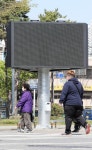 동인천역 북광장 환경전광판 송림오거리로 이전, 말 없이 옮겨온 `환경전광판에 뿔난 송림상인