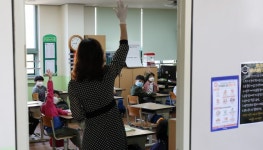 아이는 야호 부모는 걱정 태산 손 잡지 말고 마스크 써