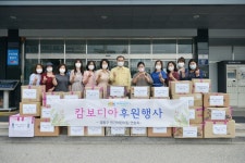 수원 영통 민간어린이집 원장들, 캄보디아 후원물품 전달