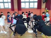 학교에 나타난 대왕 개미들 무슨 일이